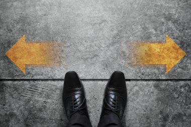 Karar kavramı, şu Grunge Çimento beton kavşak arka plan üzerinde mevcut ve Oxford Business ayakkabı ile erkek ok sol ile görünümünü Top yapma