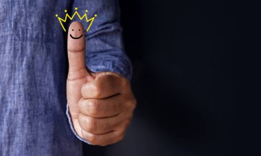Müşteri deneyimi kavramı, memnuniyeti için en mükemmel Rating Hizmetleri istemci başparmak tarafından taç ve gülen yüz simgesi ile mevcut
