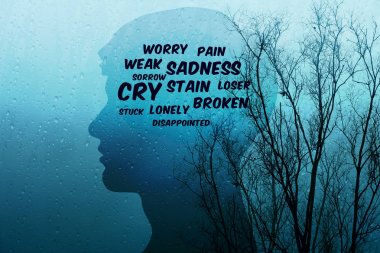 Hayat kavramı, hediye eski kuru ağaç ve yağmur, mavi filtre efekti ile şekil insan bileşimli depresif açıklamalarıyla tarafından üzüntü