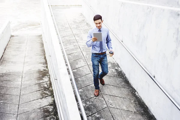Motivación Joven Empresario Utilizar Tablet Mientras Camina Edificio Aire Libre — Foto de Stock
