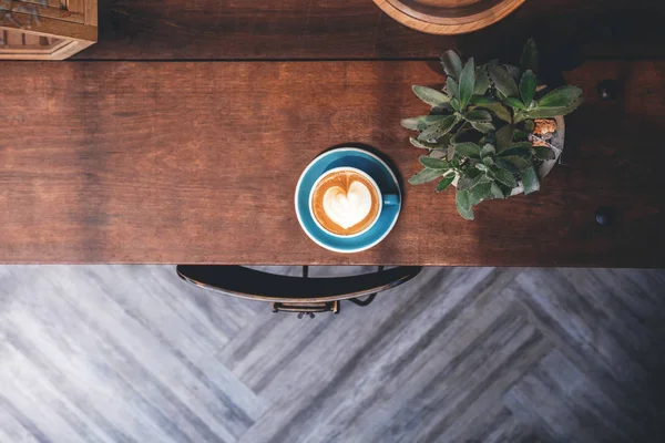 Dekorasyon ve iç tasarım kahve dükkanı, ahşap masa üzerinde sıcak Latte Lay fincan için üstten görünüm