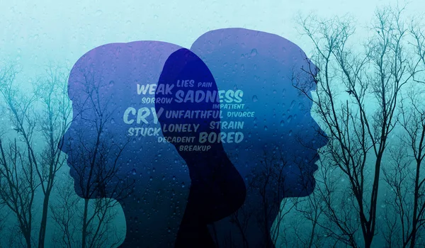 夫妻之间的伤感关系 呈现在男女形体上的压抑的文字 结合老干树和雨 蓝滤效果 — 图库照片