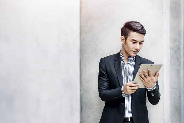 Jovem Asiático Moderno Atraente Empresário Lendo Trabalhando Tablet Digital Fora — Fotografia de Stock