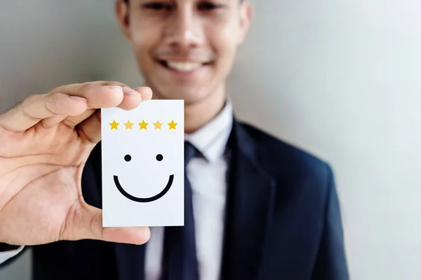 Klienta Doświadczenia Koncepcja Szczęśliwy Biznesmen Posiadacze Karty Uśmiechniętą Twarz Pięciu — Zdjęcie stockowe