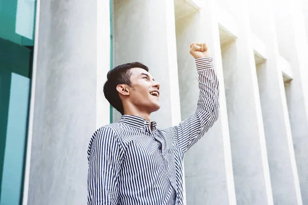 Asiatique Jeune Bonheur Homme Affaires Dans Les Bras Levés Dans — Photo