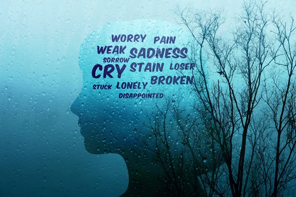 Hayat kavramı, hediye eski kuru ağaç ve yağmur, mavi filtre efekti ile şekil insan bileşimli depresif açıklamalarıyla tarafından üzüntü