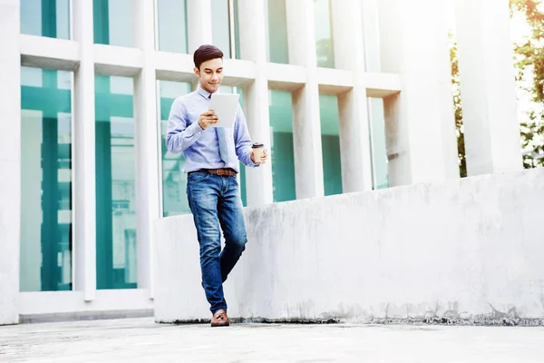 Trabajando Tablet Enfoque Suave Happy Young Modern Businessman Ropa Casual — Foto de Stock