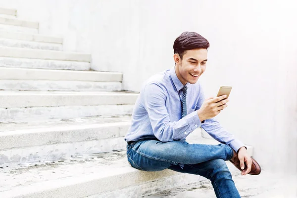 Feliz Amigable Joven Empresario Utilizando Trabajando Teléfono Inteligente Sentado Aire — Foto de Stock