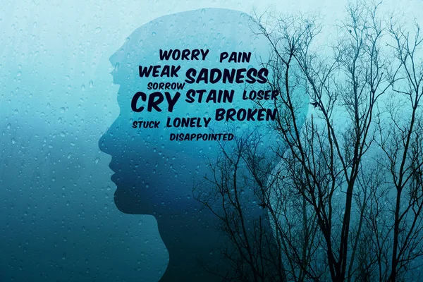 Hayat kavramı, hediye eski kuru ağaç ve yağmur, mavi filtre efekti ile şekil insan bileşimli depresif açıklamalarıyla tarafından üzüntü