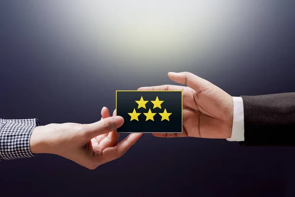 Customer Experience Konzept Zufriedene Kundin Gibt Ein Feedback Mit Fünf — Stockfoto