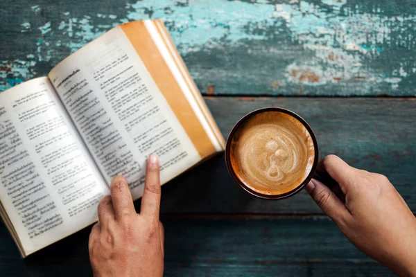 Entspannungskonzept. Entspannung bei Buch und Kaffee in gemütlicher Atmosphäre — Stockfoto