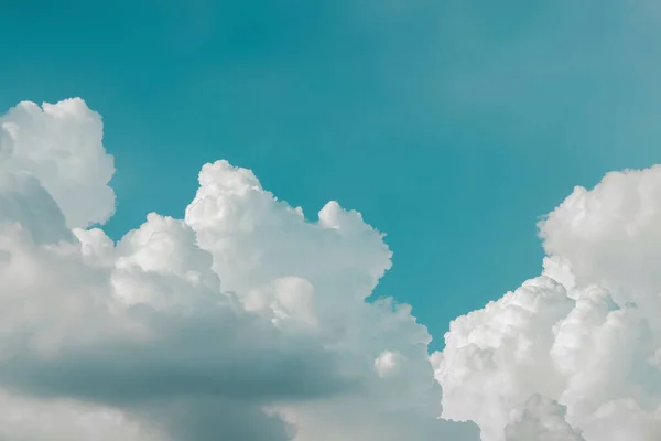 Blue Sky com White Puffy Cloud. Cor surrealista, Tonelada Vintage — Fotografia de Stock