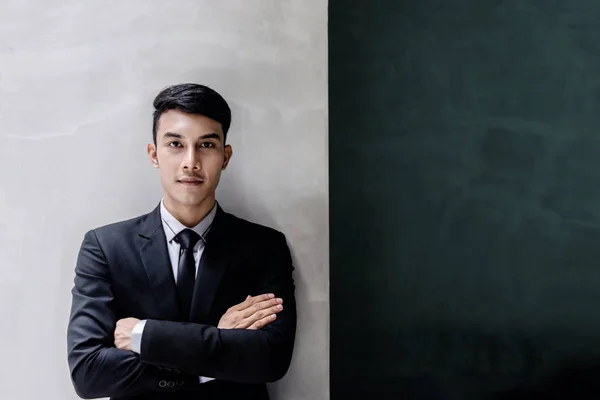 Ritratto di giovane uomo d'affari sicuro di sé in abito formale nero. St. — Foto Stock