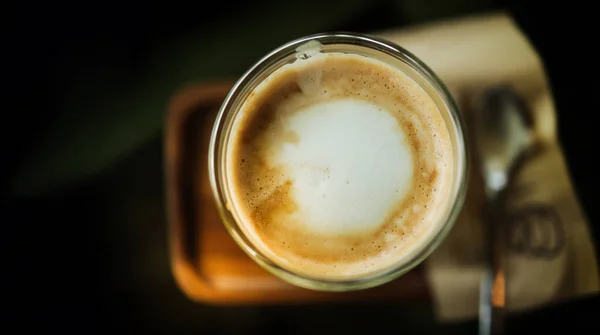 Nahaufnahme Von Heißem Kaffee Latte Tasse Auf Dem Tisch Ansicht — Stockfoto