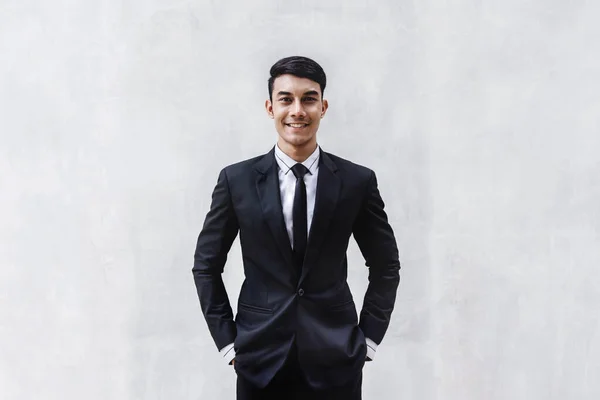 Ritratto di uomo d'affari felice in abito formale nero. In attesa. — Foto Stock