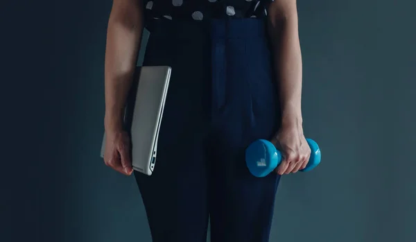 工作生活平衡的概念 由商业职业女性右手拿着笔记本电脑 另一只手拿着哑铃 是现代人的生活方式 带有复制空间的裁剪图像 — 图库照片
