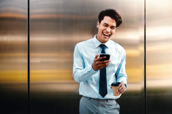 Portret Młodego Biznesmena Korzystającego Telefonu Komórkowego Mieście Styl Życia Współczesnych — Zdjęcie stockowe