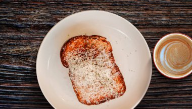 Beyaz tabakta peynirli tost ekmeği ve sıcak kahve. Sıcak Hafta Sonu Sabah Yemeği. Süper Manzara.