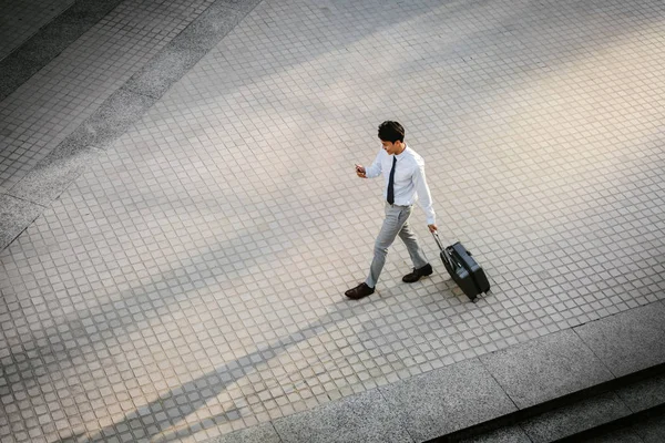 Şehirde Bavulla Yürürken Cep Telefonu Kullanan Genç Mutlu Adamı Modern — Stok fotoğraf