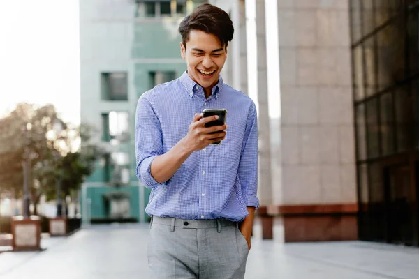 Retrato Joven Empresario Feliz Usando Teléfono Móvil Ciudad Urbana Lifestyle — Foto de Stock