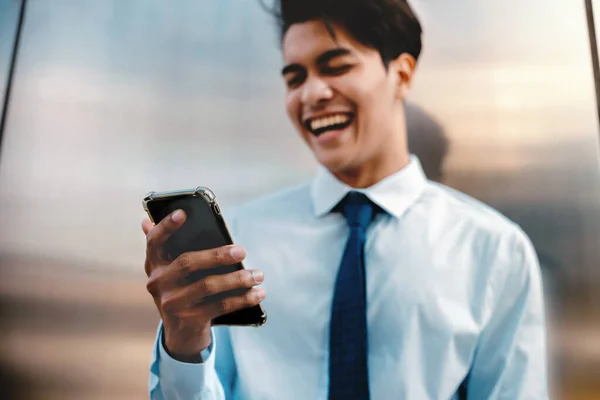 Θόλωμα ενός νεαρού επιχειρηματία Happy Χρησιμοποιώντας το κινητό τηλέφωνο στο U — Φωτογραφία Αρχείου
