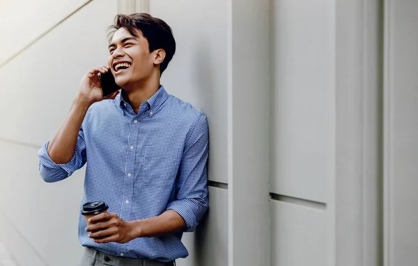 Retrato de un joven empresario feliz usando el teléfono móvil. Lifest — Foto de Stock