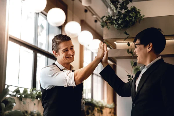 Trabajo Equipo Concepto Trabajo Conjunto Dos Hombres Negocios Haciendo Choca — Foto de Stock