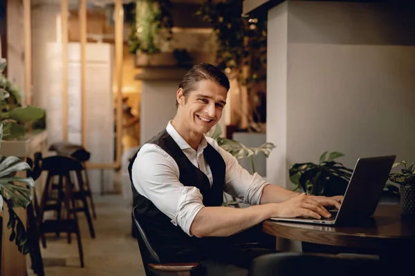 Empresario Sonriente Que Trabaja Ordenador Portátil Espacio Trabajo Creativo Café — Foto de Stock