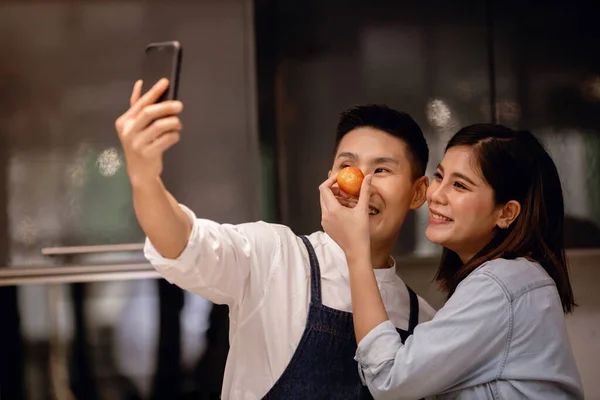 Casal Sorridente Masculino Feminino Usando Telefone Cozinha Tomando Selfie Live — Fotografia de Stock