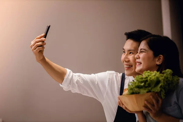 Casal Sorridente Masculino Feminino Usando Telefone Cozinha Tomando Selfie Live — Fotografia de Stock