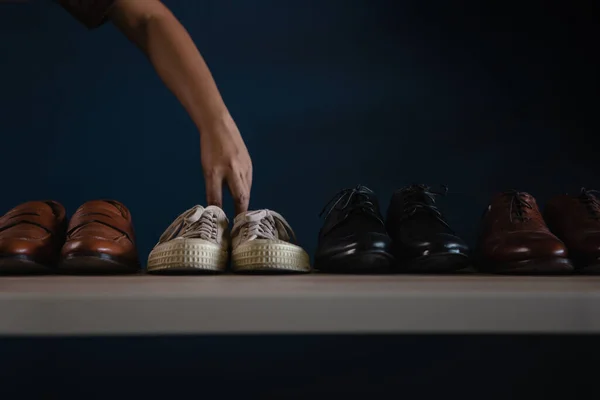 Чоловіча Мода Взуття Чоловік Вибирає Взуття Кросівок Вийти Роботи Або — стокове фото