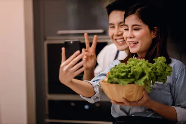 Посміхнена Пара Чоловіків Жінок Які Користуються Телефоном Кухні Приймаючи Selfie — стокове фото