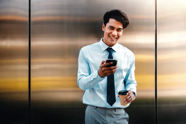 Πορτρέτο Ενός Νεαρού Επιχειρηματία Happy Χρησιμοποιώντας Κινητό Τηλέφωνο Στην Πόλη — Φωτογραφία Αρχείου