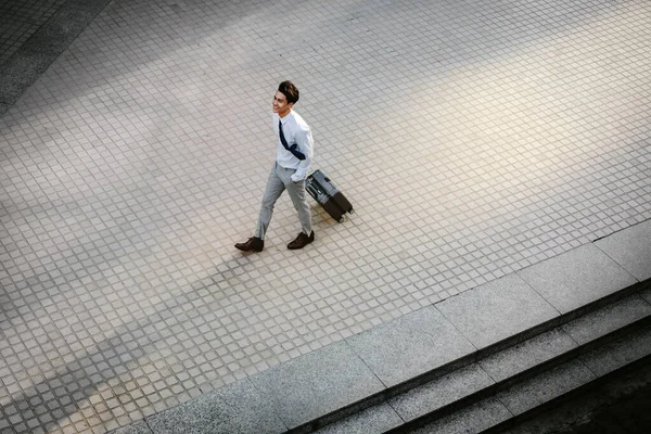 Joyeux Jeune Homme Affaires Marchant Avec Une Valise Dans Ville — Photo