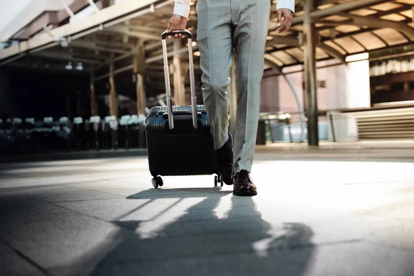 Låg Sektion Young Businessman Walking Den Moderna Transportterminalen Kameran Den — Stockfoto