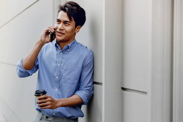 Retrato Jovem Empresário Feliz Usando Celular Estilo Vida Das Pessoas — Fotografia de Stock