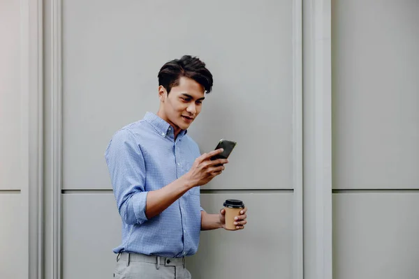 Ritratto Giovane Uomo Affari Felice Utilizzando Telefono Cellulare Stile Vita — Foto Stock