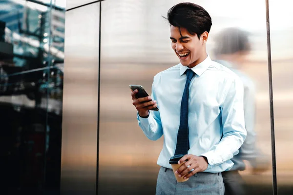Πορτρέτο Ενός Νεαρού Επιχειρηματία Happy Χρησιμοποιώντας Κινητό Τηλέφωνο Στην Πόλη — Φωτογραφία Αρχείου