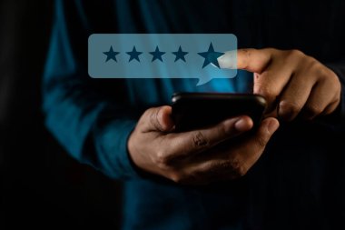 Müşteri Deneyimleri Konsepti. Modern Adam, Smartphone aracılığıyla Pozitif Değerlendirme için Yıldız Veriyor. Müşterinin memnuniyet anketleri cep telefonunda. Ön Görünüm