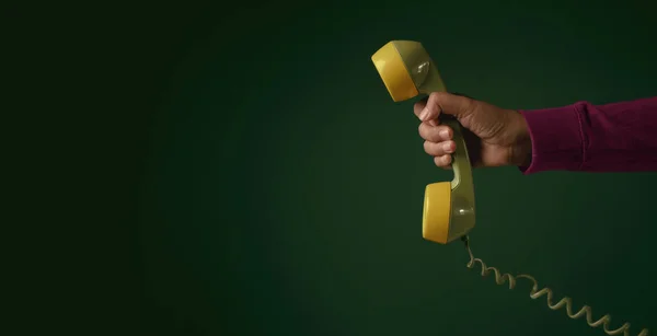 Telefone Retro Mão Segurar Auscultador Conceito Comunicação Old Classic Item — Fotografia de Stock