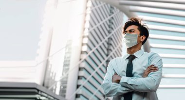 Son Dakika Haberleri Mobil Ekranda. Haber ve Güncelleme için Smartphone kullanan kişi. Üst Görünüm