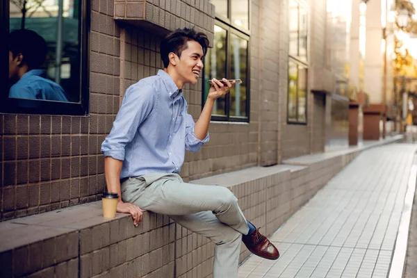 Empresario Sonriente Usando Control Por Voz Vía Smartphone Joven Feliz — Foto de Stock