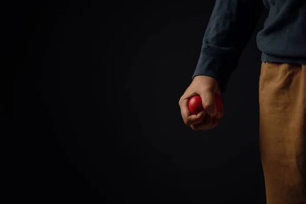 Розгнівана Людина Рука Червоним Пластмасовим Серцем Готовий Панчу Розбиті Розбірливі — стокове фото