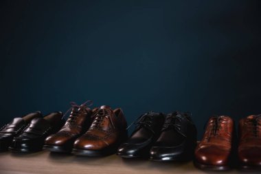 Erkek Ayakkabıları Moda. House 'daki Rafta Erkek Ayakkabı Çeşitliliği. Resmi deri ayakkabılar, Wingtip, Loafer ve Oxford dahil.