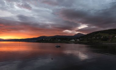 Denizin Üzerinde Kızıl Gün Batımı