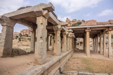 Vijayanagar İmparatorluğu zamanında hampi mimarisi taş kazıklarıyla İngilizlerin ve Fransızların ticaret bölgesiydi.