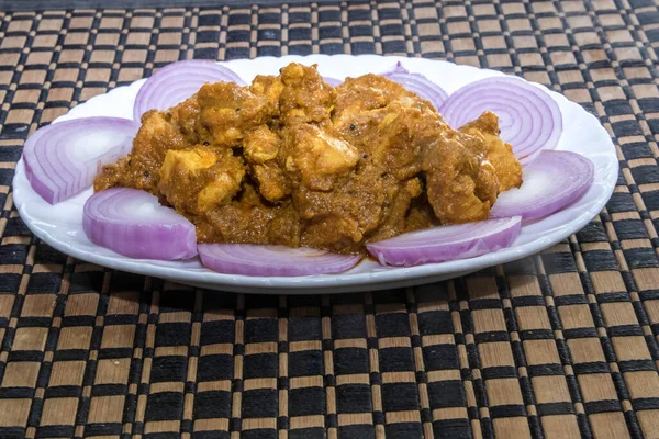 Hühnerbraten Mit Zwiebelscheiben Serviert Werden — Stockfoto