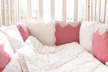 Yıldızlı beyaz battaniyenin üzerinde