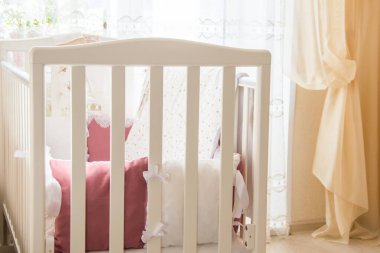 Beyaz ve Burgundy renkli bağcıklı bebek yatağı yastıkları