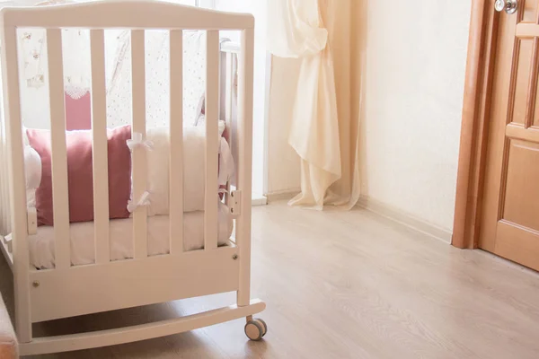 Berço de cama de bebê com almofadas de cor branca e borgonha com atacadores — Fotografia de Stock